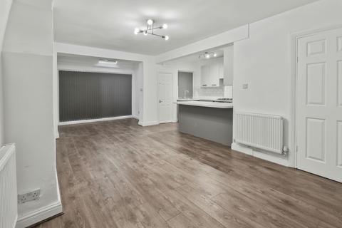 4 bedroom semi-detached house to rent, Lichfield Drive, Prestwich, M25