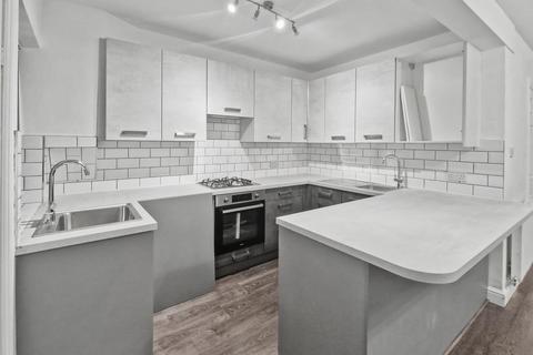 4 bedroom semi-detached house to rent, Lichfield Drive, Prestwich, M25