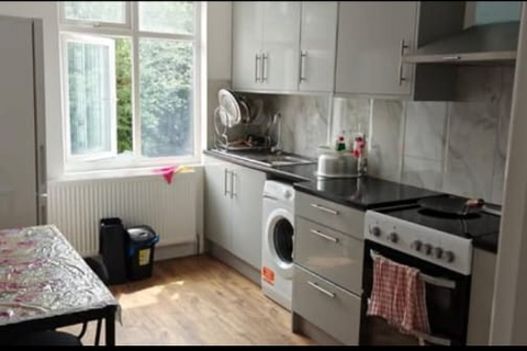1 bedroom in a flat share to rent, Northwick Avenue, Harrow HA3