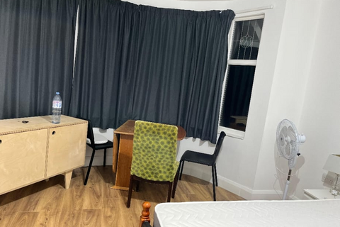 1 bedroom in a flat share to rent, Northwick Avenue, Harrow HA3