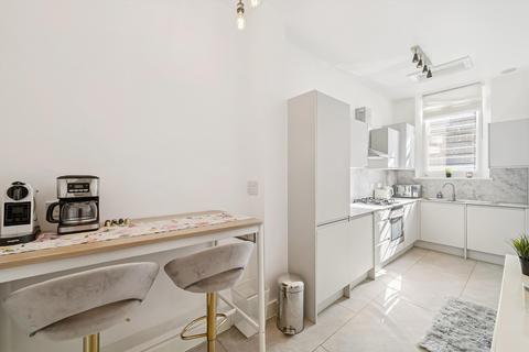 3 bedroom flat to rent, Sloane Gardens, London SW1W