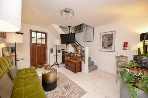 2 bedroom detached house for sale, *CHAIN FREE + PARKING* Park Road, Ryde