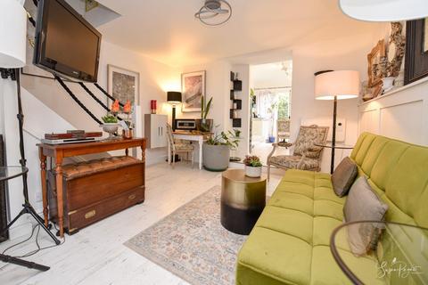 2 bedroom detached house for sale, *CHAIN FREE + PARKING* Park Road, Ryde