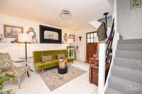 2 bedroom detached house for sale, *CHAIN FREE + PARKING* Park Road, Ryde