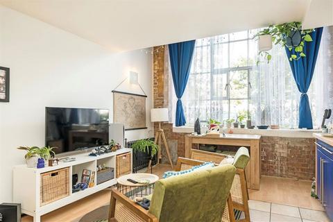 2 bedroom flat for sale, Hopton Road, London SE18