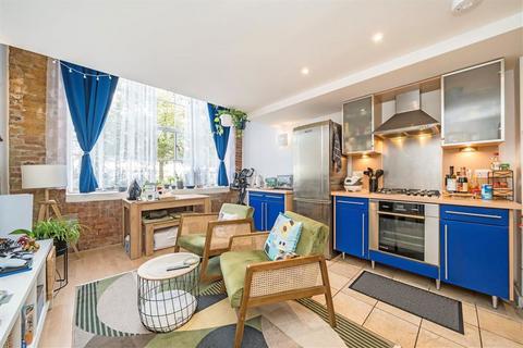 2 bedroom flat for sale, Hopton Road, London SE18