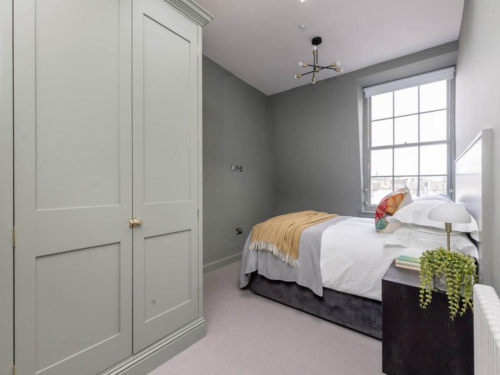 60487 Castle St092