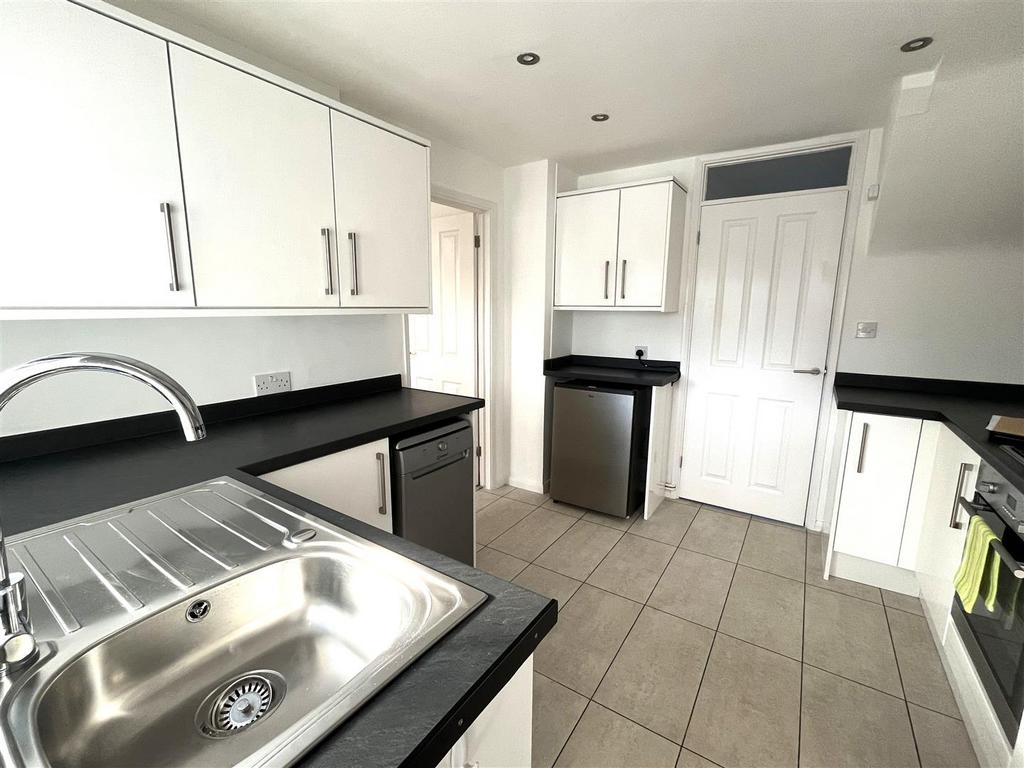 Kitchen 2.jpg