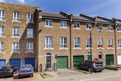 Charnwood Gardens, London E14