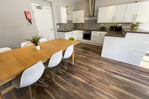 1 bedroom house to rent, Duke Street, ,
