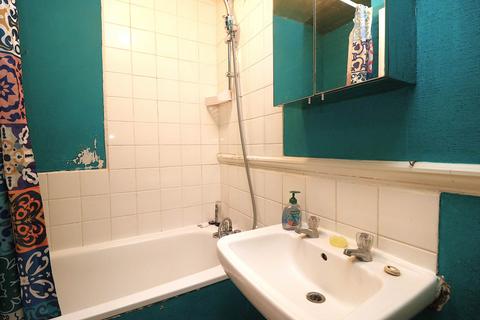 1 bedroom flat to rent, Queens Avenue, London