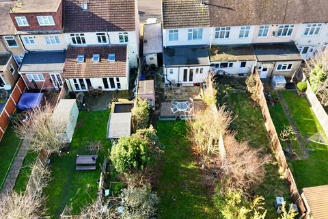 3 bedroom end of terrace house for sale, Geoffrey Avenue, Romford RM3