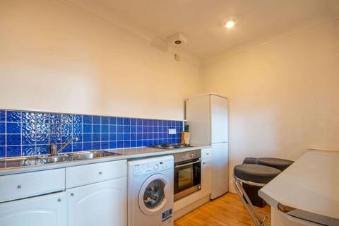 undefined, 0882L Meadowbank Crescent, Edinburgh, EH8 7AR