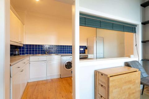 undefined, 0882L Meadowbank Crescent, Edinburgh, EH8 7AR