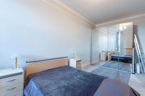 undefined, 0882L Meadowbank Crescent, Edinburgh, EH8 7AR
