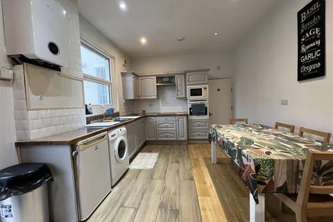 4 bedroom semi-detached house to rent, Gloucester Road, Bristol BS7
