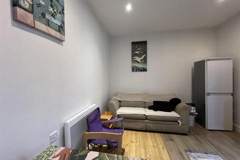 4 bedroom semi-detached house to rent, Gloucester Road, Bristol BS7