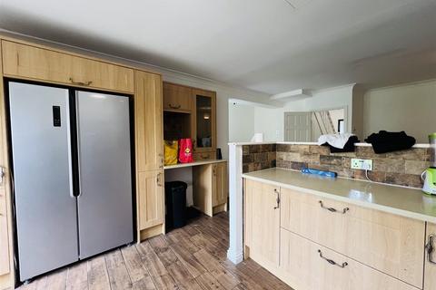 4 bedroom semi-detached house to rent, Filton Avenue, Bristol BS34