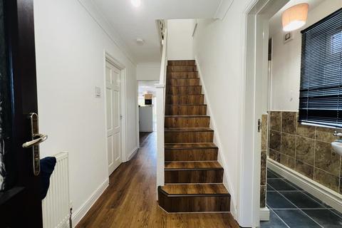4 bedroom semi-detached house to rent, Filton Avenue, Bristol BS34
