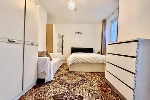 3 bedroom flat share to rent, Share Flat (3 bedroom), Taylor Court, Dorman Way, Swiss Cottage