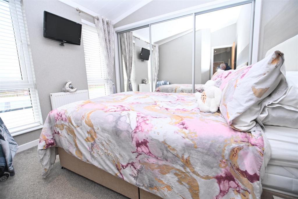 Bedroom t WO