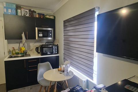 Studio to rent, Quantock Gardens, London, NW2