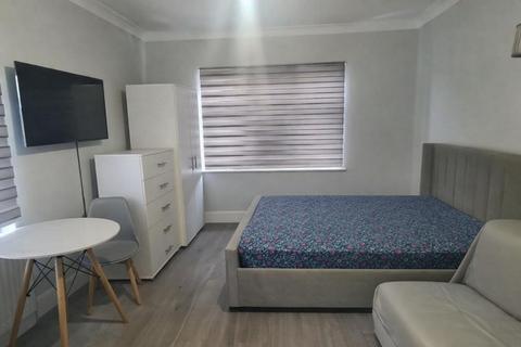 Studio to rent, Quantock Gardens, London, NW2