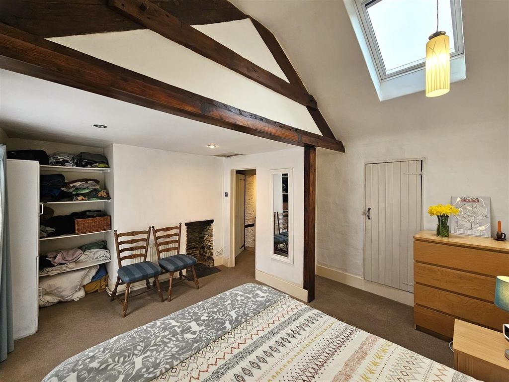 Bedroom 1 (2).jpg