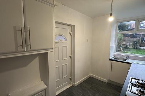 3 bedroom semi-detached house to rent, Downham Crescent, Prestwich M25