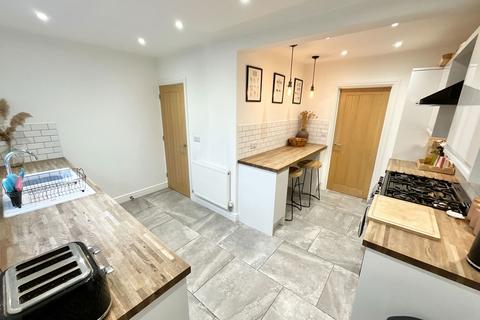 3 bedroom semi-detached house for sale, Lansdowne Road, Halesowen B63