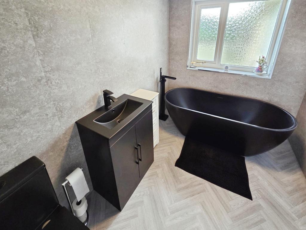 Pbox-bathroom-329729.jpg