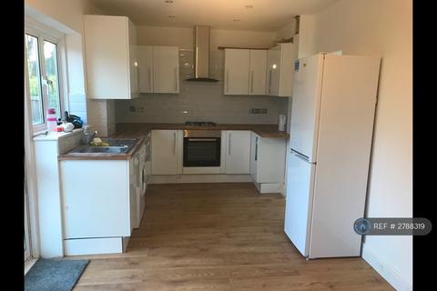 3 bedroom terraced house to rent, St. Andrews Road, Redbridge, IG1