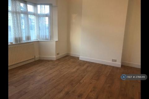 3 bedroom terraced house to rent, St. Andrews Road, Redbridge, IG1