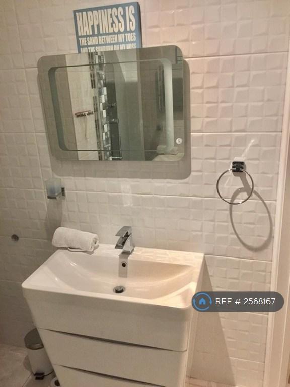 Sink With Mirror