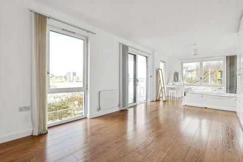 3 bedroom flat to rent, Olympian Way, London SE10