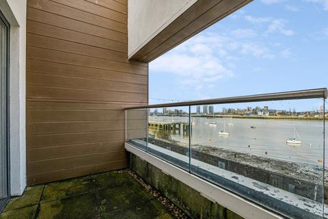 3 bedroom flat to rent, Olympian Way, London SE10