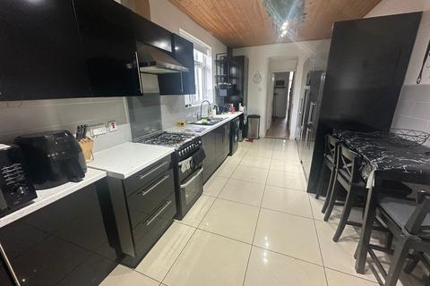 4 bedroom terraced house to rent, Vicarage Road, Oldbury B68