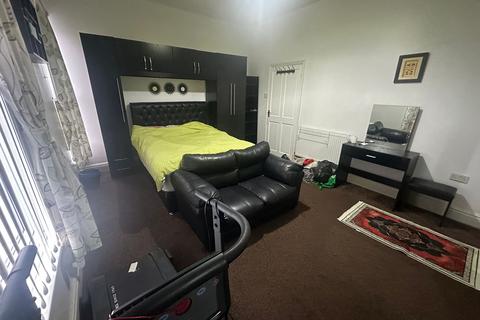 4 bedroom terraced house to rent, Vicarage Road, Oldbury B68