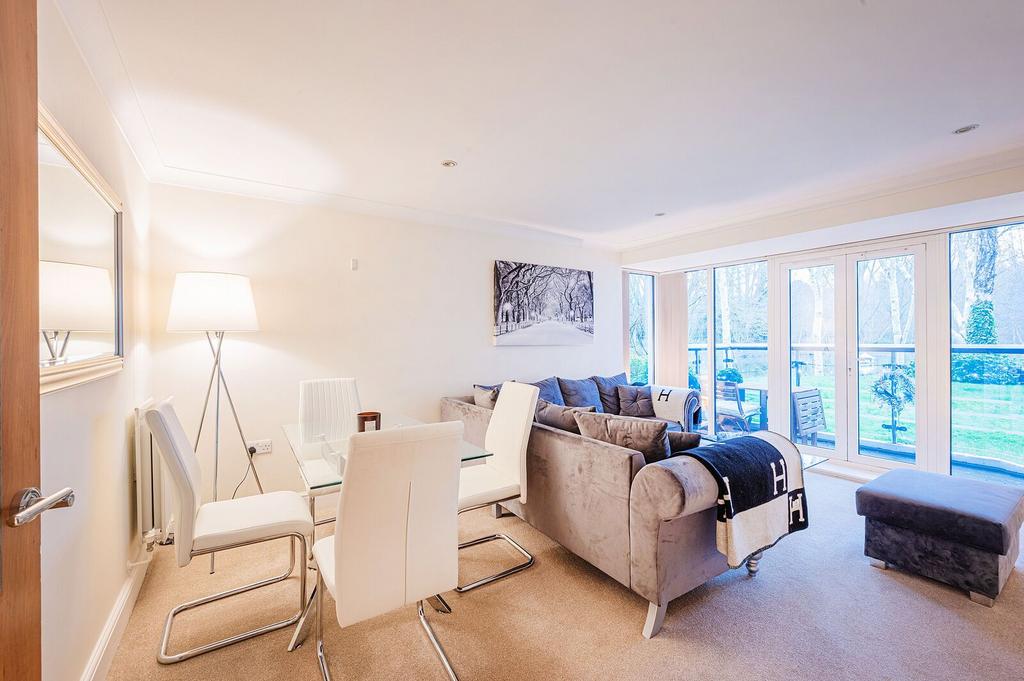 Creswell Drive, Park Langley... 2 bed flat - £2,400 pcm (£554 pw)