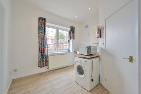 Studio to rent, Station Road N3, Finchley, London, N3