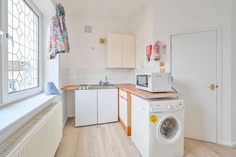 Studio to rent, Station Road N3, Finchley, London, N3