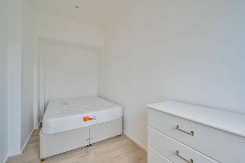 Studio to rent, Station Road N3, Finchley, London, N3