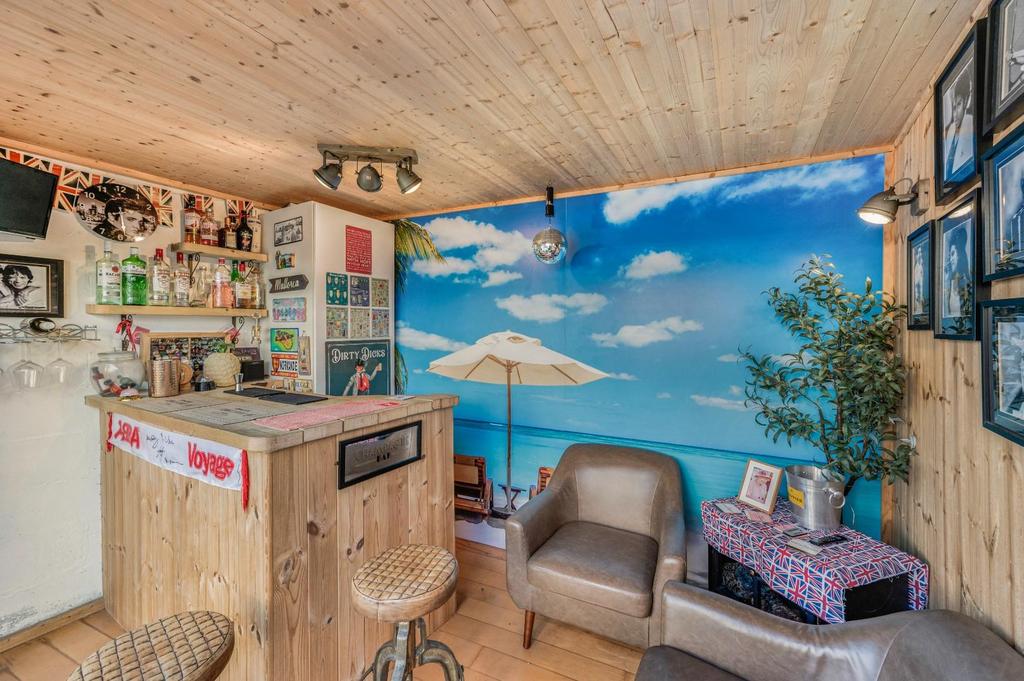 Outside Bar