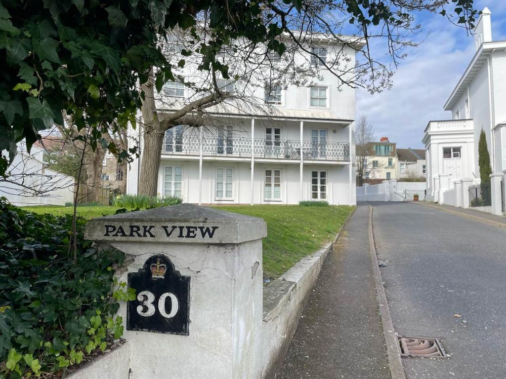 Entrance with gatepo