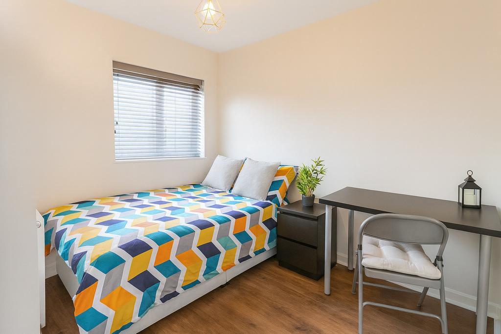 Bright, tidy single bedroom with a colourful ge...