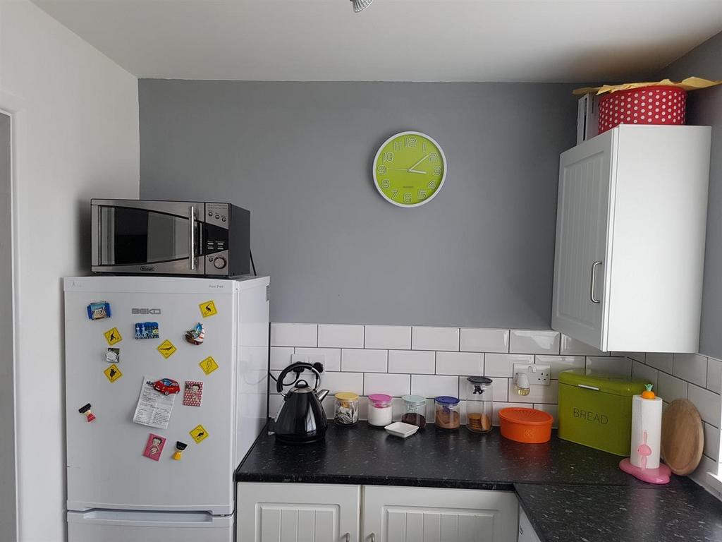 Kitchen left.jpg