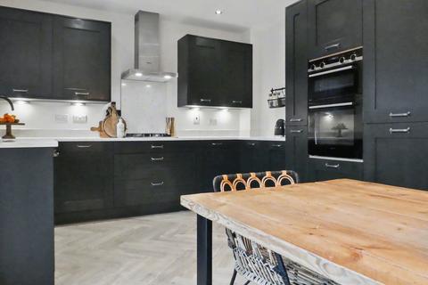 3 bedroom semi-detached house for sale, Betts Close, Banbury