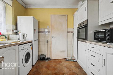 2 bedroom semi-detached bungalow for sale, Lilburne Avenue, Norwich