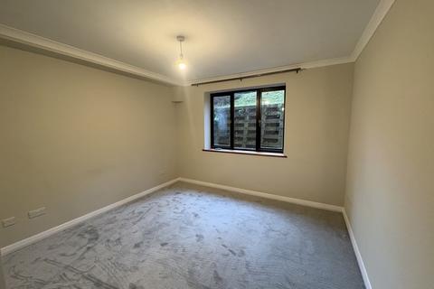 1 bedroom apartment to rent, 2a Dorin Court Landscape Road Warlingham Surrey CR6 9JT