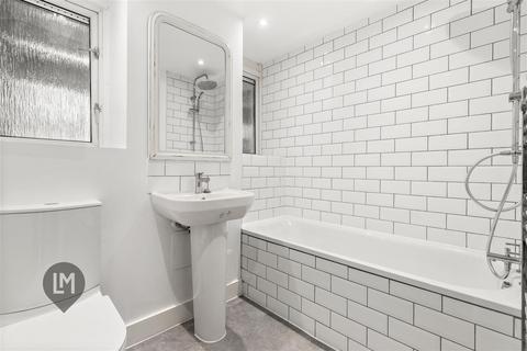 3 bedroom flat for sale, Windlesham Grove, London